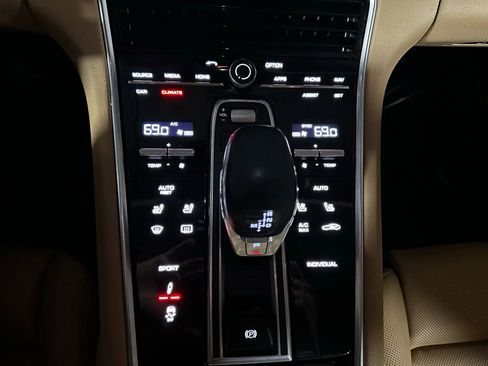 Used 2018 Porsche Panamera 4 image 27
