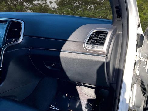 Used 2018 Jeep Grand Cherokee Limited image 27