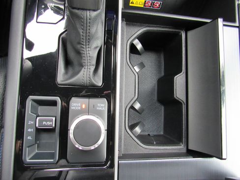 Used 2025 Toyota Tundra Platinum AWD/4WD image 27
