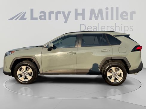 Used 2021 Toyota RAV4 XLE w/ Convenience Package FWD image 2
