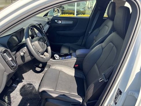 Used 2025 Volvo XC40 B5 Plus AWD/4WD image 18
