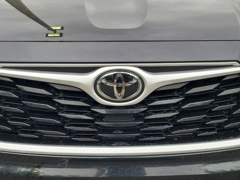 Used 2021 Toyota Highlander XLE FWD image 5