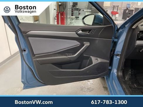 Used 2025 Volkswagen Jetta SE w/ Black Wheel Package image 25