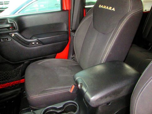Used 2015 Jeep Wrangler Unlimited Sahara image 11
