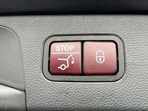 Used 2019 Mercedes-Benz GLC 300 4MATIC image 25