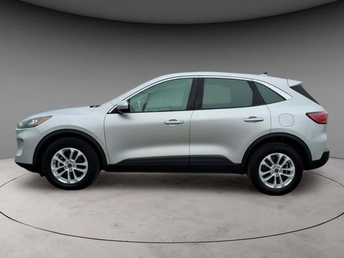 Used 2020 Ford Escape SE image 2