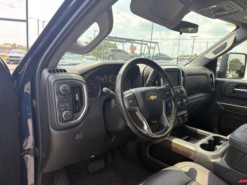 Used 2022 Chevrolet Silverado 2500 LT w/ Convenience Package AWD/4WD image 3