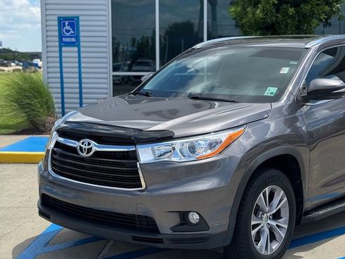 Used 2015 Toyota Highlander XLE FWD image 2