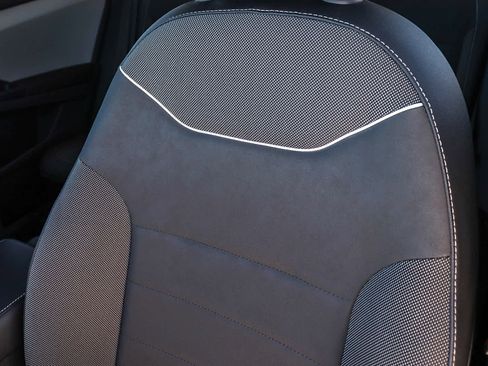 Used 2023 Volkswagen Taos SE w/ Panoramic Sunroof Package image 27