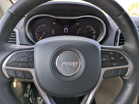 Used 2021 Jeep Grand Cherokee Limited w/ Luxury Group II image 25