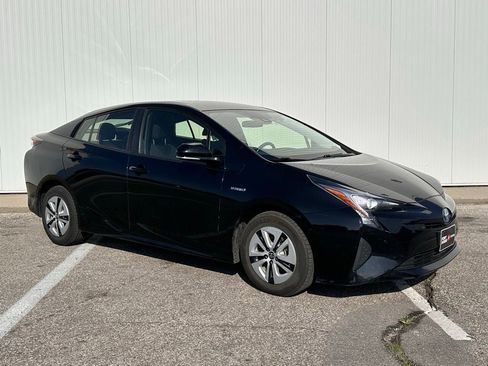 Used 2018 Toyota Prius Three FWD image 9