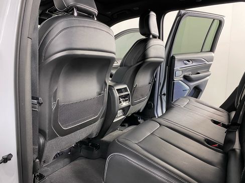 Used 2022 Jeep Grand Cherokee Overland w/ MOPAR Finishing Package AWD/4WD image 18