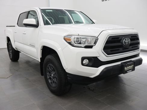 Used 2018 Toyota Tacoma SR5 AWD/4WD image 2