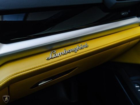 Used 2025 Lamborghini Urus S AWD/4WD image 7