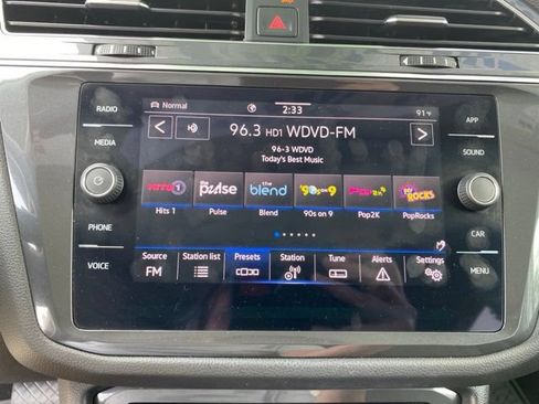 Used 2023 Volkswagen Tiguan SE w/ Panoramic Sunroof Package AWD/4WD image 25
