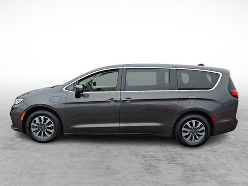 Used 2023 Chrysler Pacifica Touring-L FWD image 2