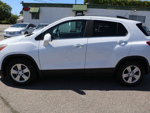 Used 2017 Chevrolet Trax LT w/ LT Convenience Package FWD image 3
