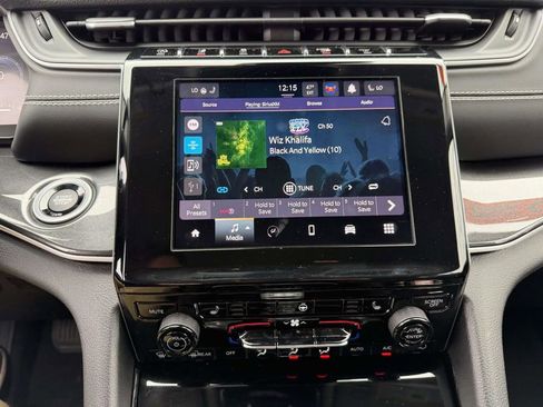 Used 2023 Jeep Grand Cherokee Laredo w/ Luxury Tech Group I AWD/4WD image 28