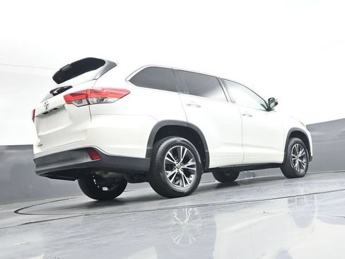 Used 2018 Toyota Highlander LE FWD image 32