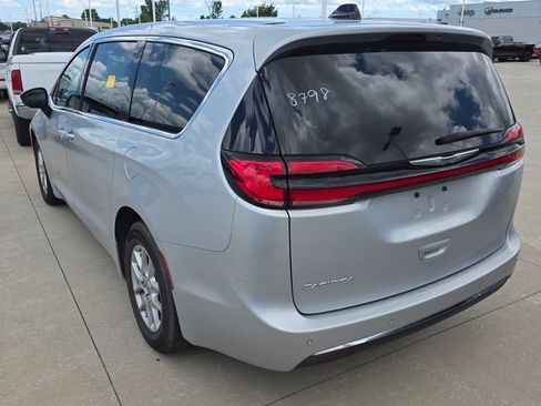 Used 2024 Chrysler Pacifica Touring-L FWD image 3