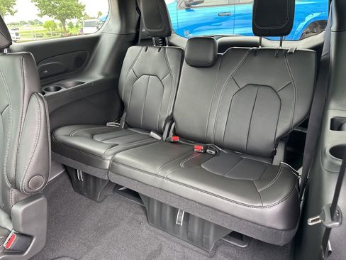 New 2026 Chrysler Pacifica Select image 43