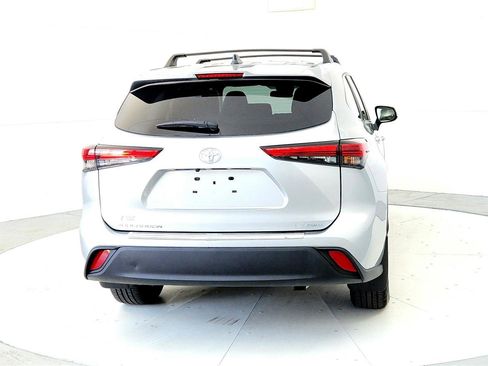 Used 2023 Toyota Highlander LE AWD/4WD image 5