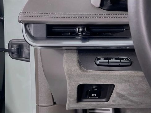 Used 2024 Chevrolet Corvette Stingray Premium Conv w/ Z51 Performance Package image 11