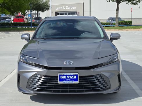 Used 2025 Toyota Camry XLE image 10