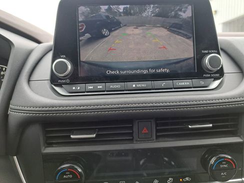 Used 2023 Nissan Rogue SV image 12