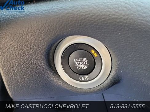 Used 2024 Chrysler Pacifica Limited w/ Uconnect Theater Family Group FWD image 18