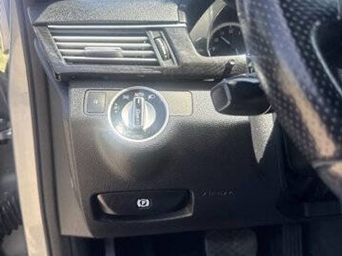 Used 2013 Mercedes-Benz E 350 BlueTEC Sedan image 16