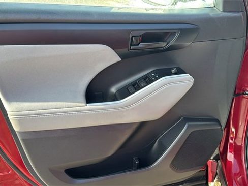 Used 2021 Toyota Highlander LE image 9