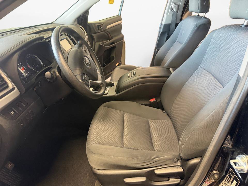 Used 2017 Toyota Highlander LE AWD/4WD image 11