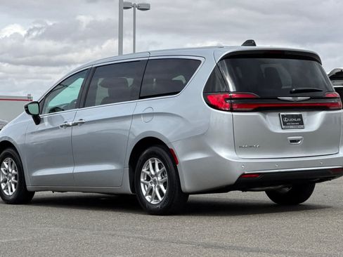 Used 2024 Chrysler Pacifica Touring-L FWD image 7