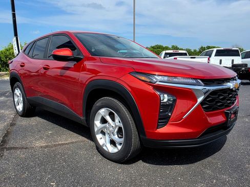 Used 2024 Chevrolet Trax LS w/ LS Convenience Package FWD image 9