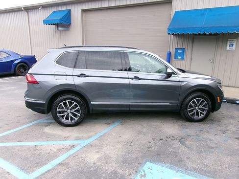 Used 2020 Volkswagen Tiguan SE w/ Panoramic Sunroof Package AWD/4WD image 6