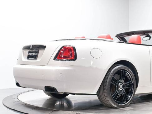 Used 2017 Rolls-Royce Dawn RWD image 18