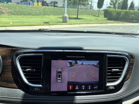 Used 2022 Chrysler Pacifica Limited FWD image 30