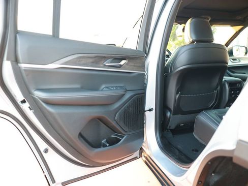 New 2025 Jeep Grand Cherokee Limited w/ Black Appearance Package AWD/4WD image 30