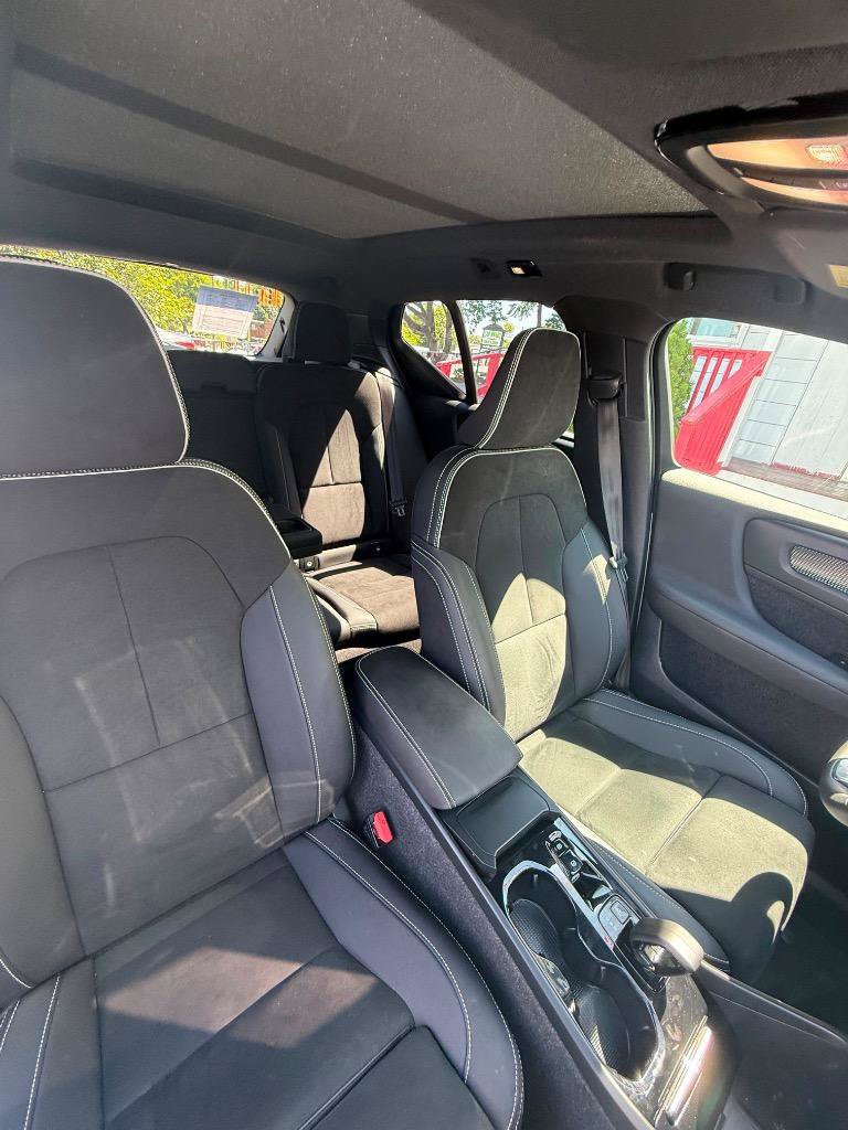 Used 2023 Volvo XC40 B5 Plus AWD/4WD image 29