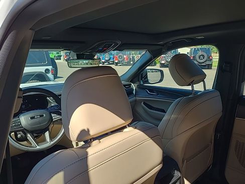 New 2025 Jeep Grand Cherokee Limited w/ Luxury Tech Group II image 16