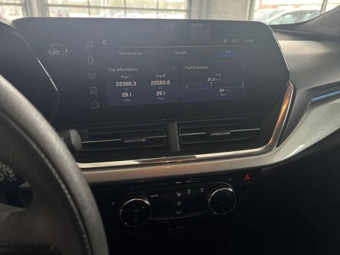 Used 2025 Chevrolet Trax LT image 20