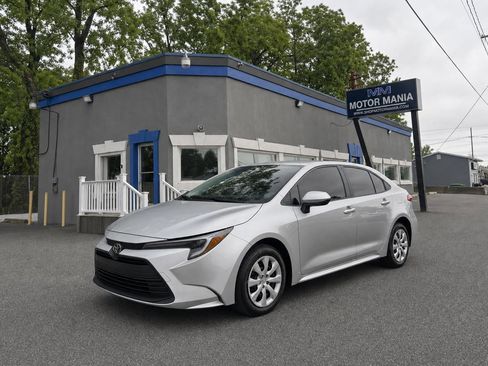 Used 2023 Toyota Corolla LE FWD image 2