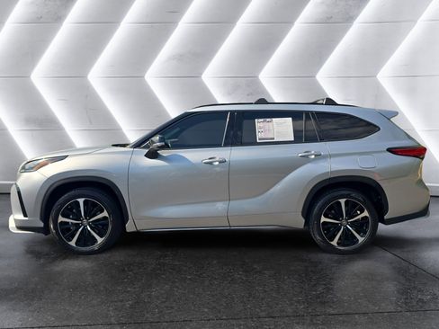 Used 2021 Toyota Highlander XSE AWD/4WD image 2