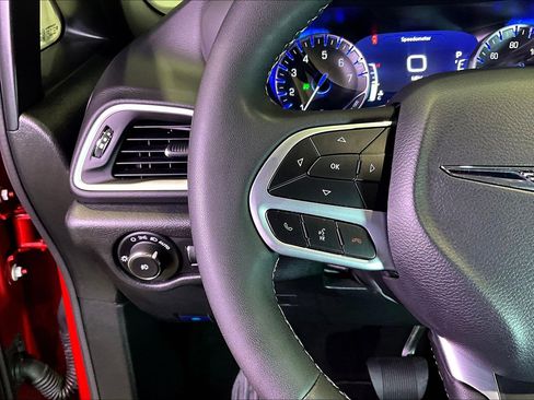 Used 2025 Chrysler Pacifica Select FWD image 12