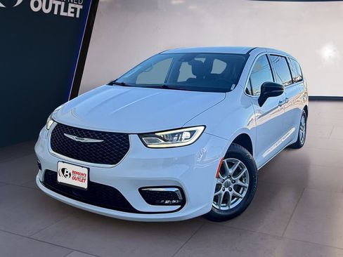 Used 2024 Chrysler Pacifica Touring-L image 1