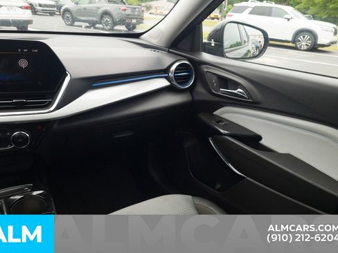 Used 2025 Chevrolet Trax LT w/ LT Convenience Package FWD image 19