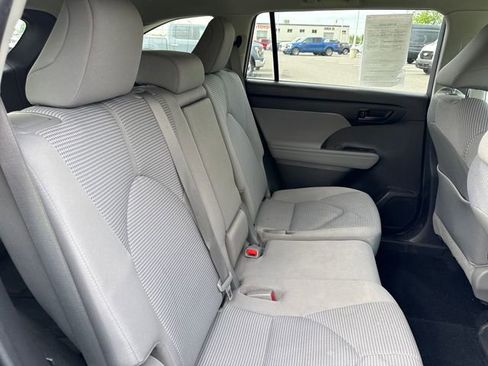 Used 2022 Toyota Highlander LE AWD/4WD image 14