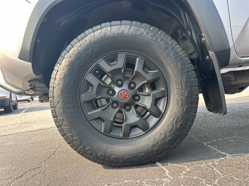 Used 2020 Toyota Tacoma TRD Off-Road AWD/4WD image 12