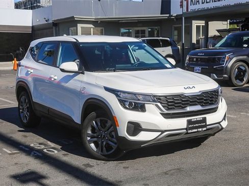 Certified 2023 Kia Seltos LX image 2